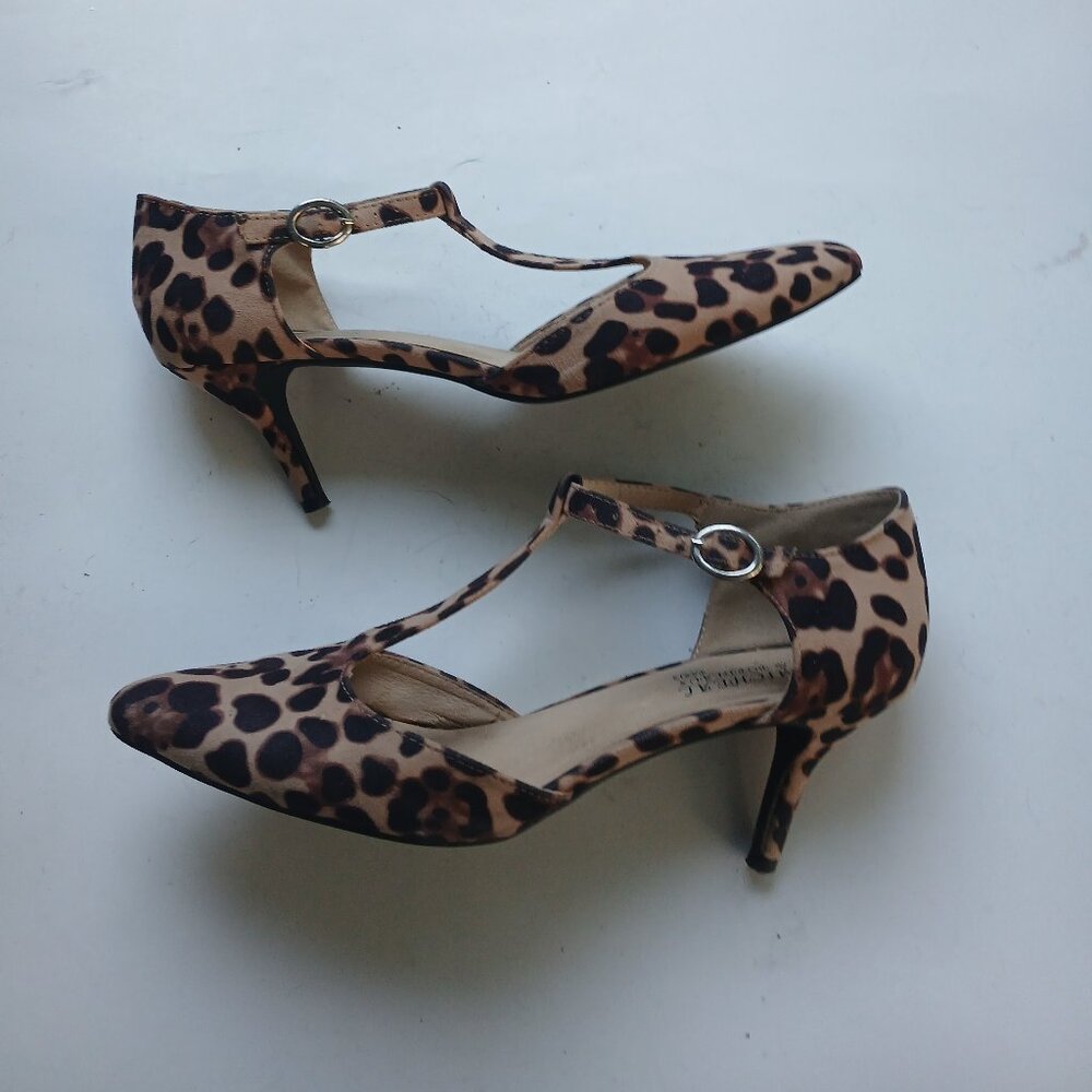 Michael & Bordeaux Paris Leopard Print Heels Ankle T-Strap Shoes Size 9